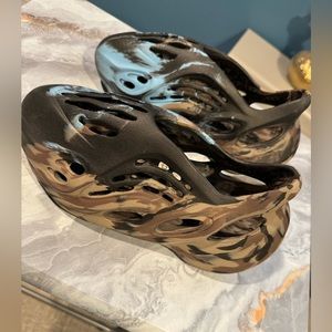 MX Brown Blue Yeezy Foam Runners - like New